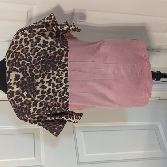 Cute V. En Style top. Leopard print, sequins and Pink with slight ruffle sleeve - Picture 5 of 7